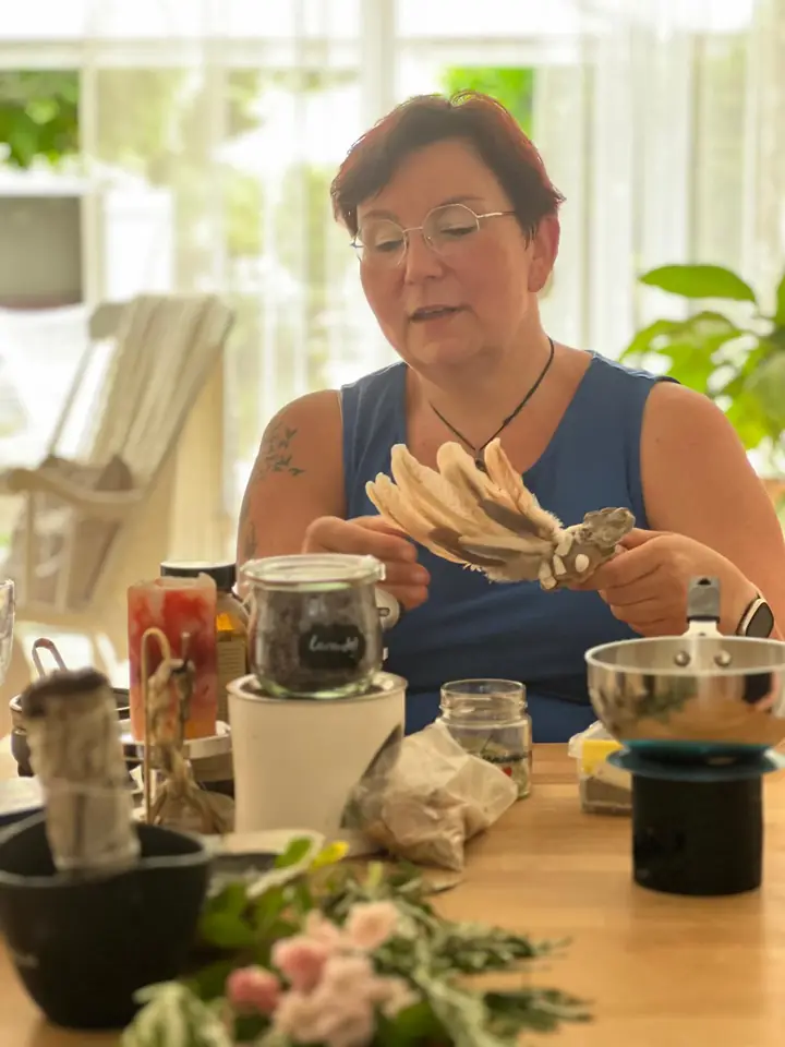 Nicole Dreis zeigt am Workshop-Tisch einen Federfächer